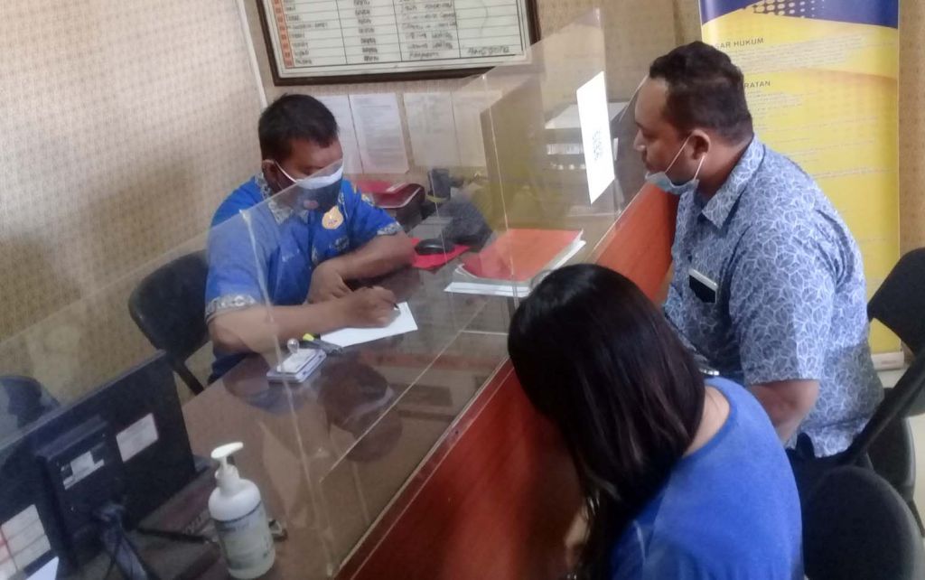 Linda didampingi kuasa hukumnya saat membuat laporan polisi di Mapolres Probolinggo Kota