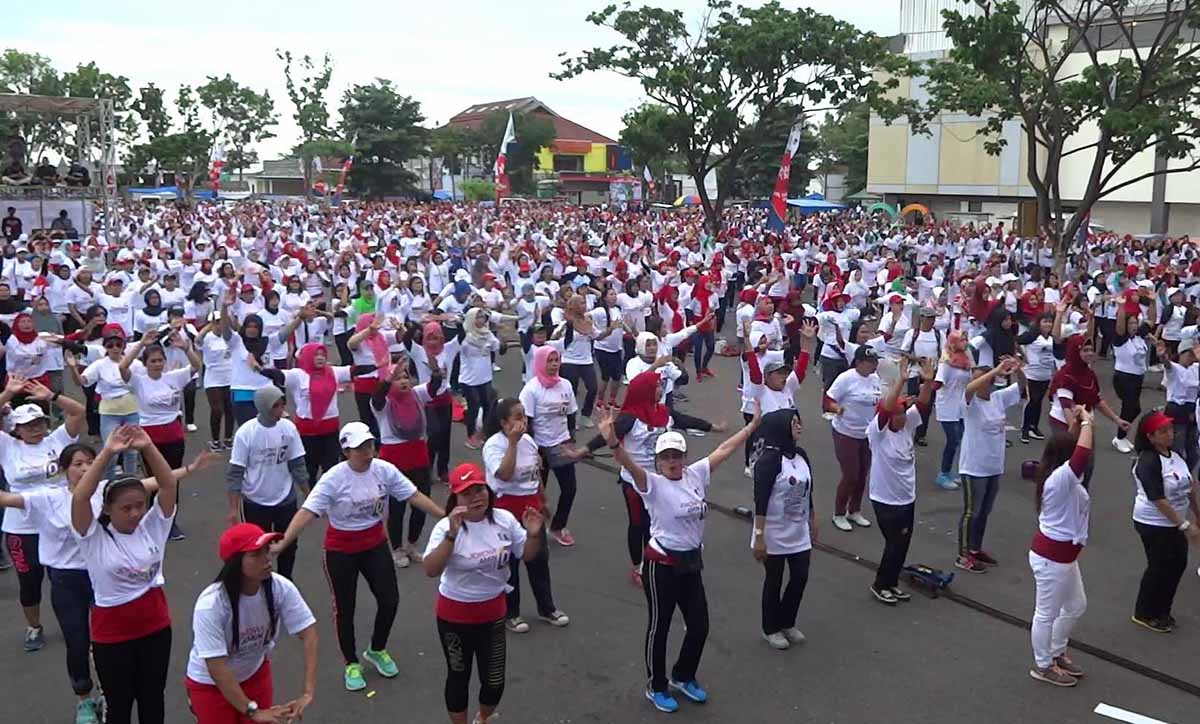 Deklarasi dukung Jokowi-Ma'ruf Amin sambil senam sehat di GOR Lembu Peteng, Kabupaten Tulungagung