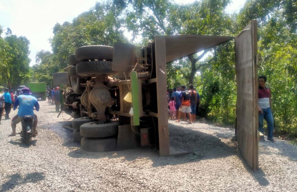Dump truck terguling setelah menabrak dua kendaraan di jalur wisata Bromo