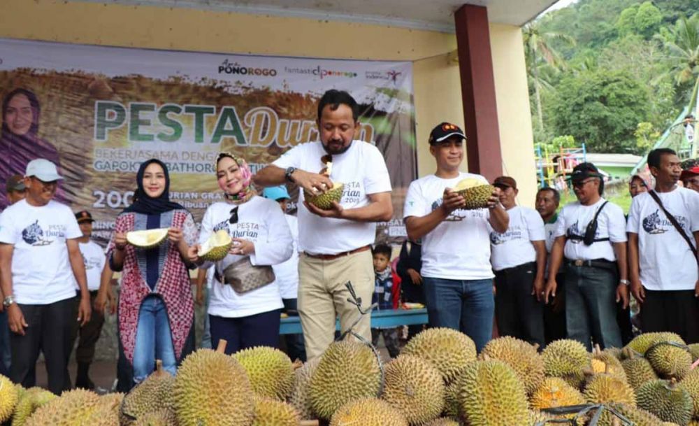 Bupati Ponorogo, Ipong Muchlissoni dalam acara Pesta Durian di Telaga Ngebel