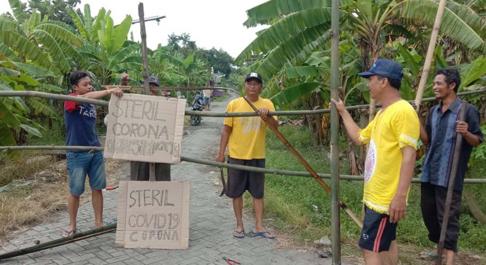 Warga menutup jalan masuk salah satu dusun di Sidoarjo
