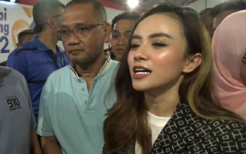 Dylan Sahara Puteri istri vokalis band Seventeen saat di Ponorogo.