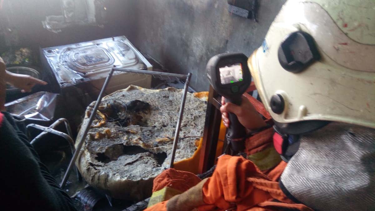 Pemadam Kebakaran Surabaya saat pembasahan kedua lokasi kebakaran yang berbeda/Istimewa