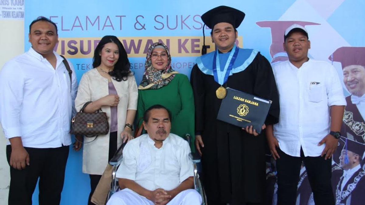 Mat Solar saat hadiri wisuda anaknya di ITS Surabaya/Farizal Tito