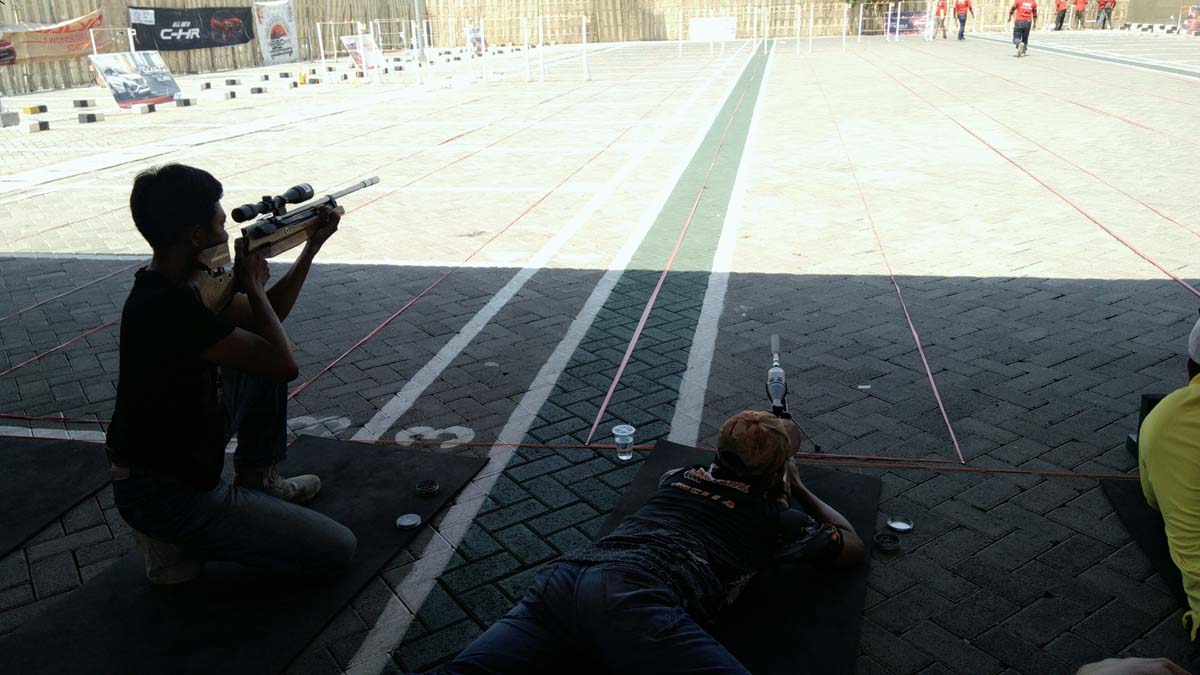 Warga masyarakat ditengah beradu Ketangkasan senapan angin/Mahfud Hidayatullah