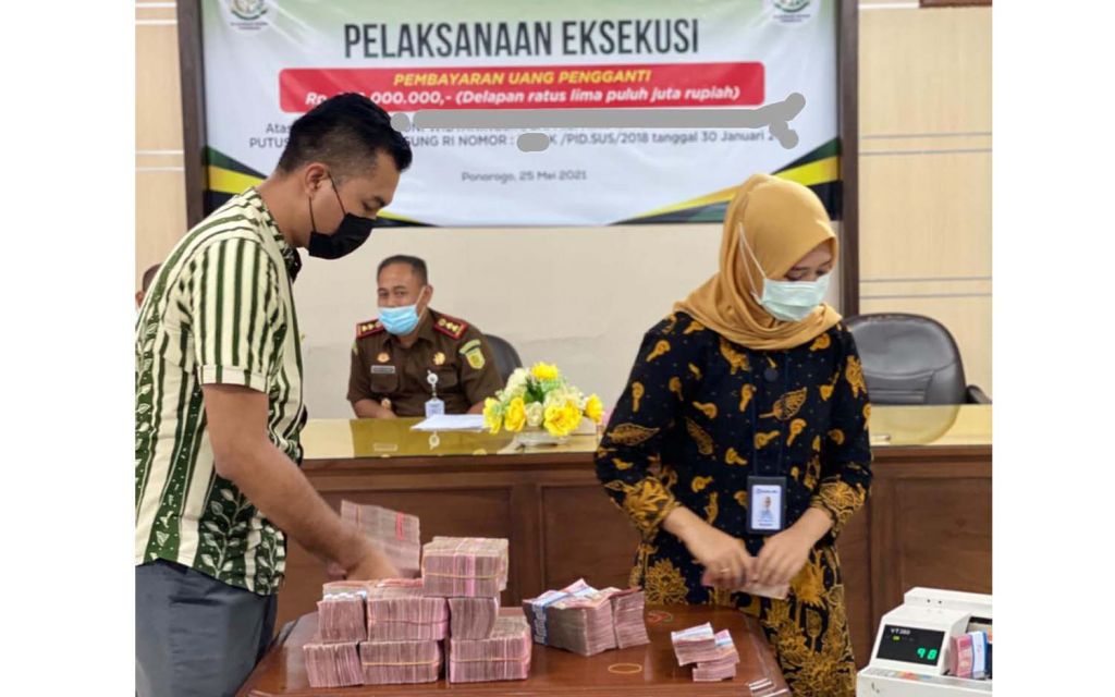 Proses pengembalian uang dari Eks Wabub Ponorogo Yuni Widyaningsih di kantor kejaksaan