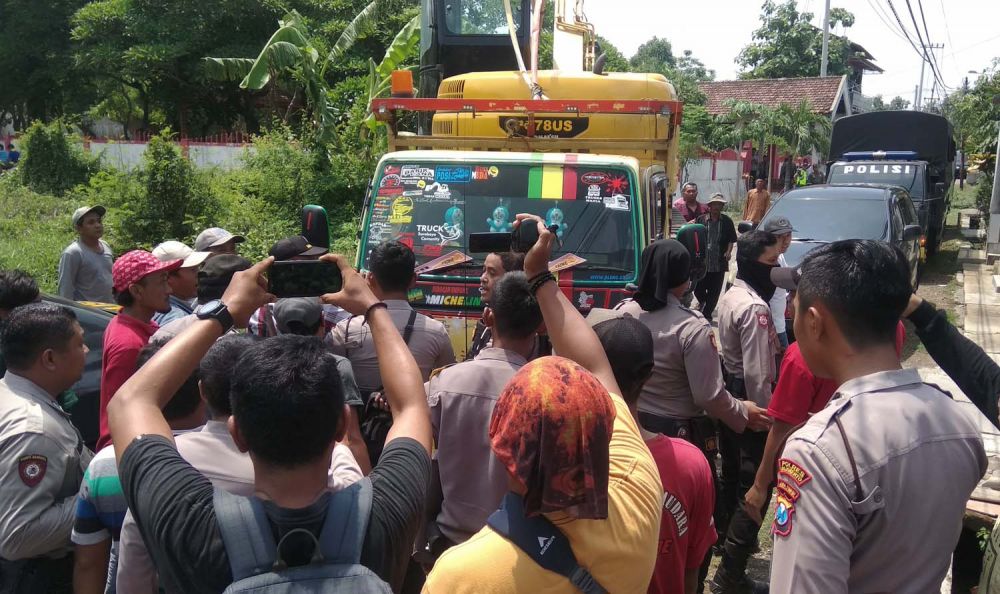 Warga Desa Sumbergirang, Kecamatan Puri, Kabupaten Mojokerto, menolak proses eksekusi