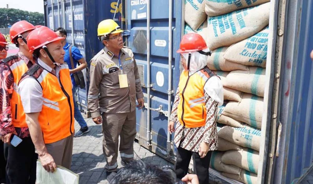 Gubernur Khofifah saat memberangkatkan komoditas ekspor termasuk daun kelor tujuan Korea Selatan