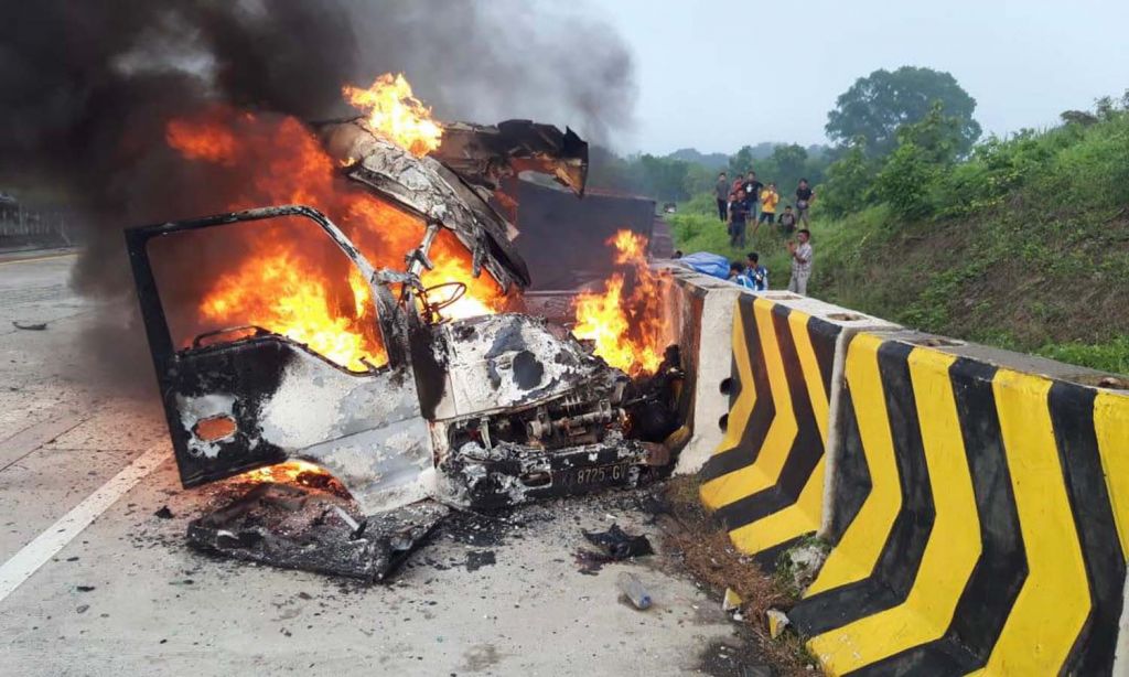 Mobil Elf yang terbakar di Tol Madiun-Nganjuk