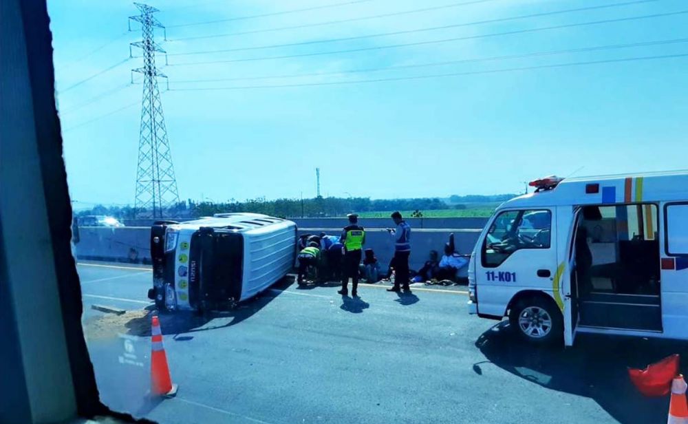 Mobil Isuzu Elf terguling di Tol Porong