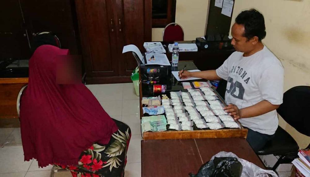 Emak-emak bersama barang bukti ribuan pil koplo diamankan di Mapolres Pasuruan Kota