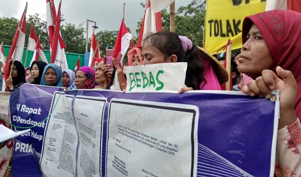 Sejumlah warga menggelar unjuk rasa di depan pabrik pengolahan limbah beracun di Mojokerto