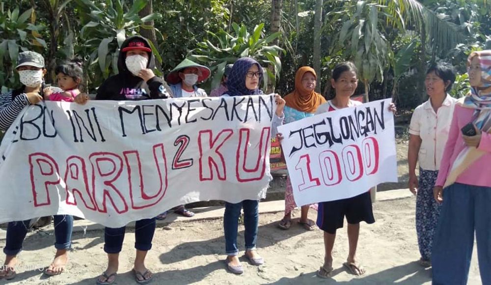 Protes Jalan Rusak, Emak-emak di Blitar Unjuk Rasa