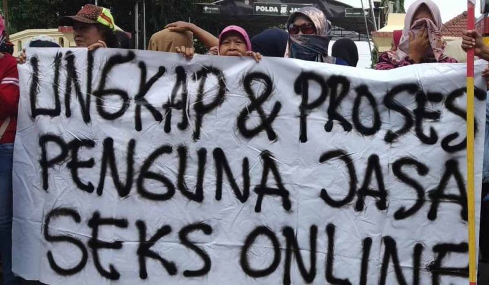Forum Emak-emak Jawa Timur saat menggelar aksi di depan Mapolda Jatim, Jumat (2/1/2019)/jatimnow.com