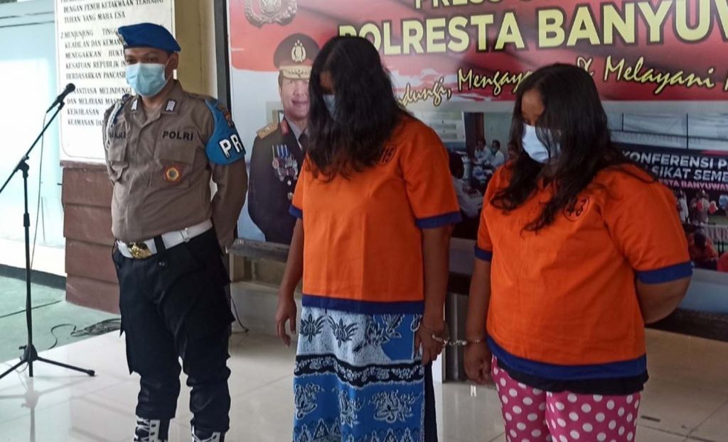 Dua emak-emak yang gelapkan motor diamankan di Mapolresta Banyuwangi
