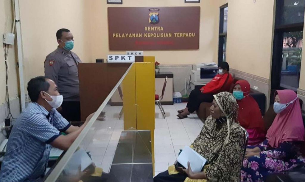 Sebagian emak-emak korban arisan fiktif saat membuat laporan polisi di Mapolres Mojokerto 