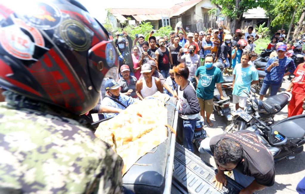 Evakuasi jenazah emak-emak yang tersambar kereta api di Probolinggo