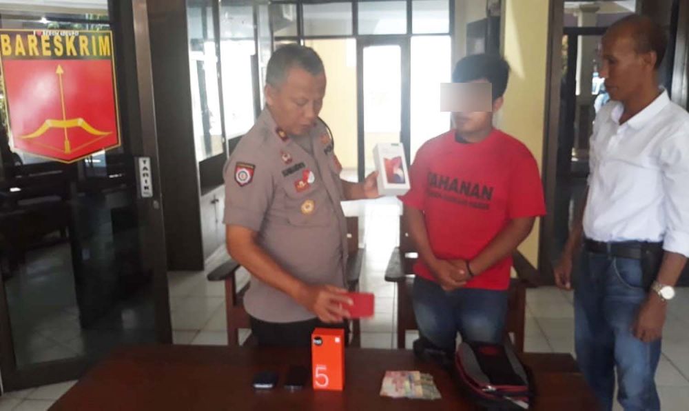 Prasetio, pemuda asal Ponorogo yang embat dua HP milik bosnya diamankan di Mapolsek Dukuh Pakis, Surabaya