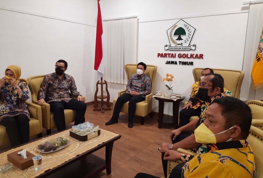 Emil Dardak (tiga dari kiri) saat bertemu Sarmuji (empat dari kiri) di Kantor Golkar Jatim di Surabaya