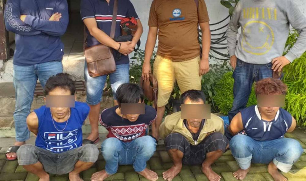 Wafiul (dua dari kiri), pengantin baru pengedar narkoba yang ditangkap di Pasuruan