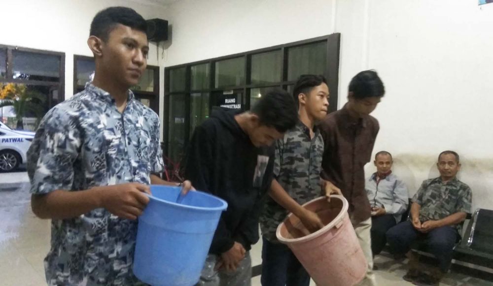 Empat remaja cowok juga digiring polisi setelah video mandi sambil naik motor mereka viral