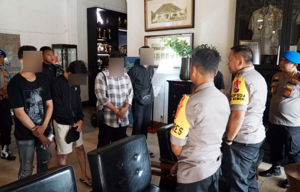 Kapolda Jatim Irjen Pol Luki Hermawan dan Kapolrestabes Surabaya Kombes Pol Sandi Nugroho menginterogasi 4 provokator demo yang diciduk