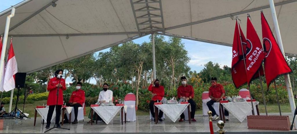 Armudji (kanan) saat penyerahan surat rekomendasi PDIP di Taman Harmoni, Surabaya (Foto: Dok. jatimnow.com)