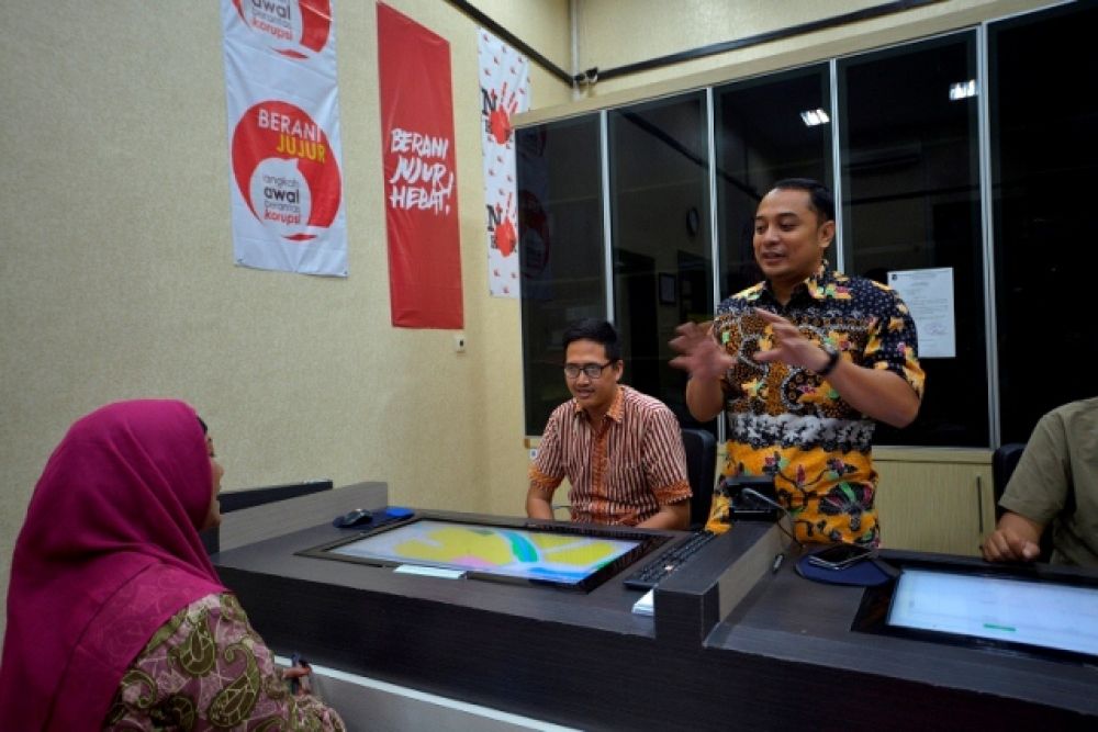 Ketua PCNU Kota Surabaya, Dr Muhibbin Zuhri (kiri) bersama Eri Cahyadi (tengah) dan Ketua LDNU, M Helmy M Noor