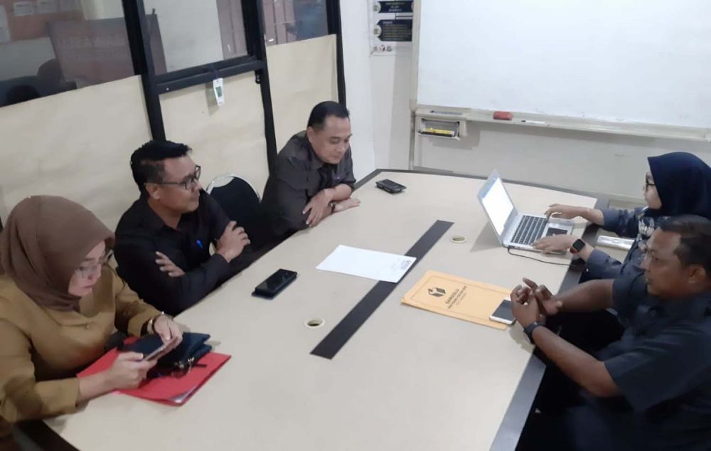 Eri Cahyadi saat berada di Kantor Bawaslu Kota Surabaya