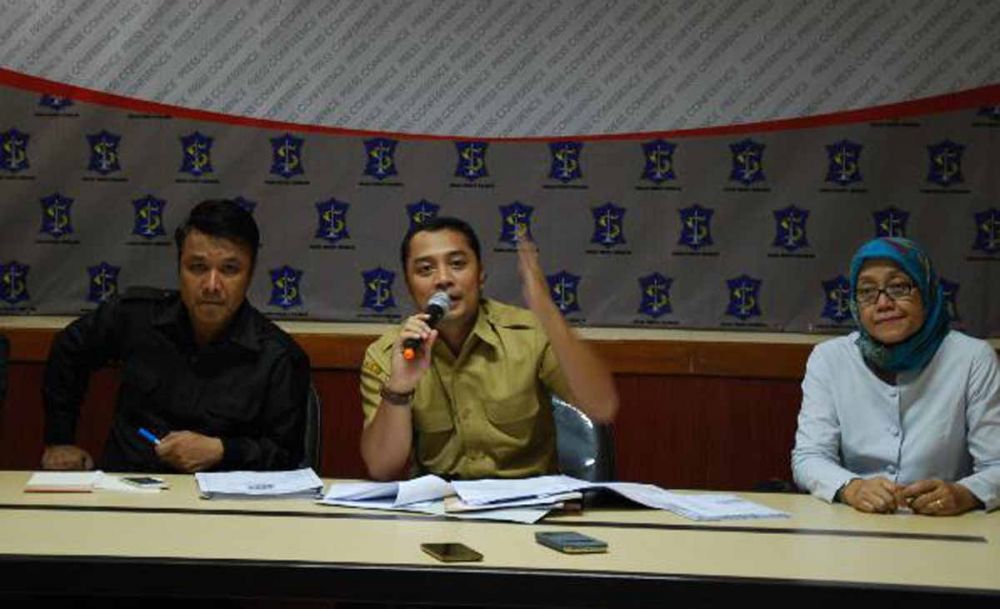 Kepala Bappekko Surabaya, Ery Cahyadi (tengah)