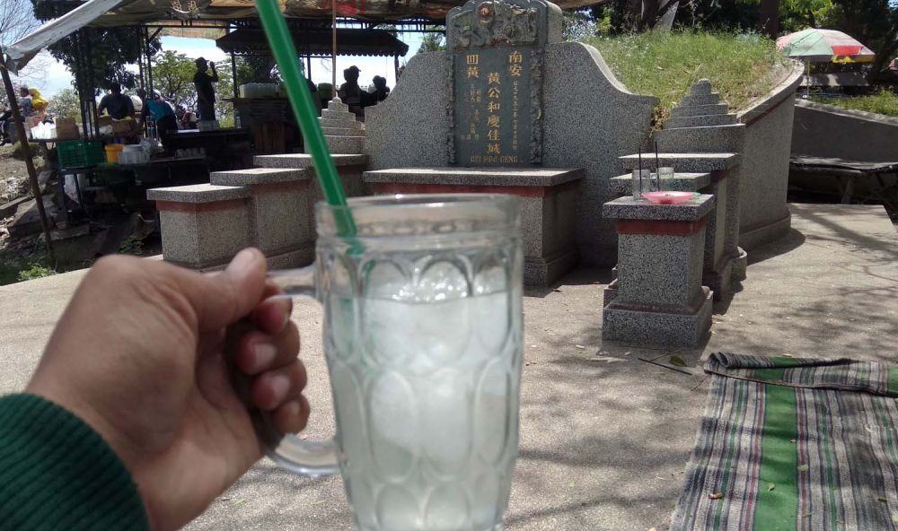 Menikmati segarnya es legen di atas makam Cina, Desa Awang-awang, Kecamatan Mojosari, Kabupaten Mojokerto