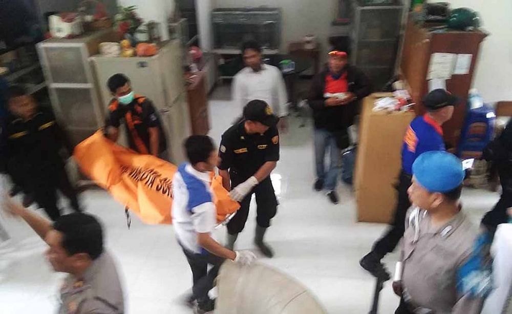 Evakuasi jasad korban gantung diri di rumahnya