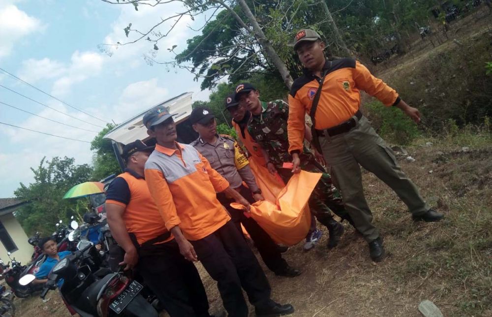 Petugas mengevakuasi jasad satu dari tiga pekerja yang tenggelam di bendungan angker Madiun