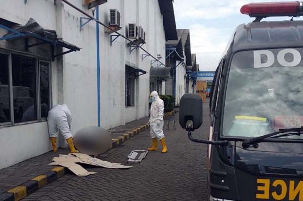 Petugas Berpakaian APD Evakuasi Jasad Pria Tewas Mendadak di Sidoarjo