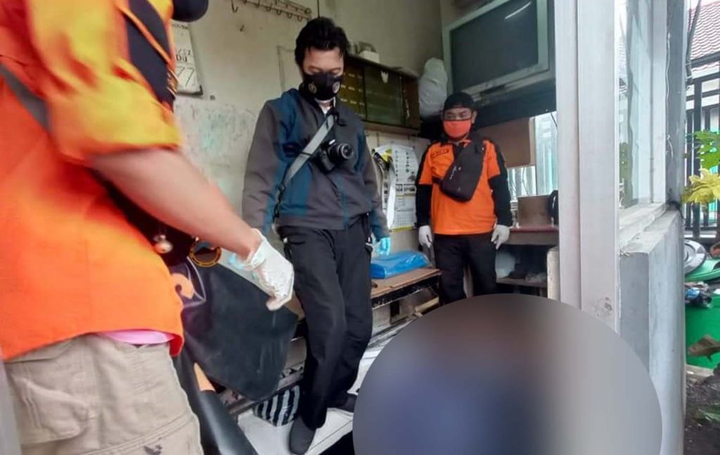 Petugas mengevakuasi jasad sekuriti kampus