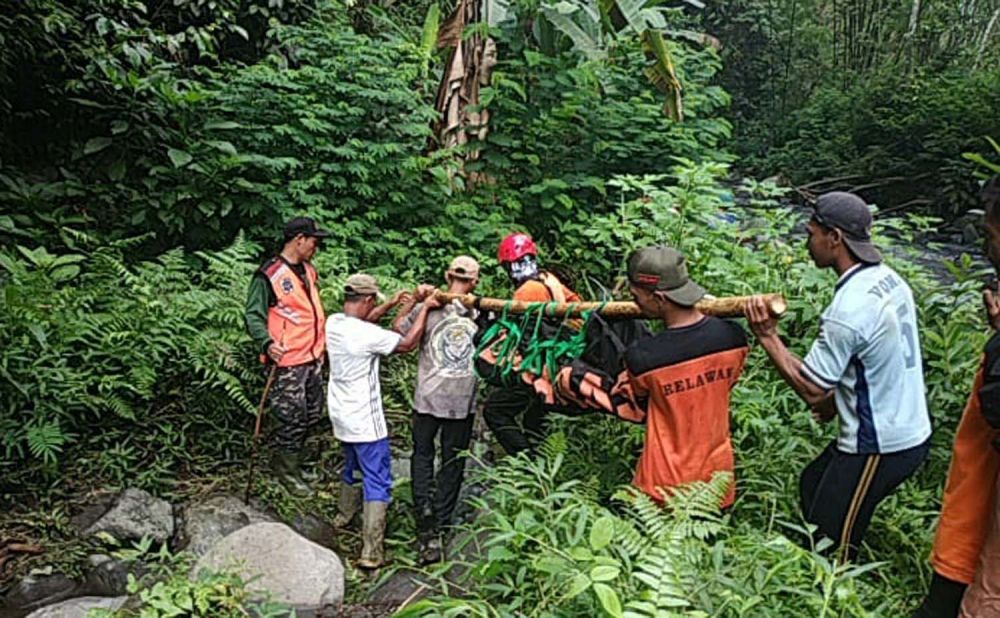 Proses evakuasi jasad wisatawan kedua yang hilang terseret air Sungai Coban Cinde, Malang