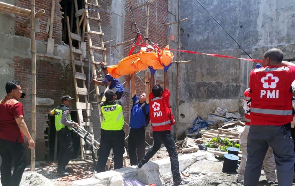 Proses evakuasi jenazah pekerja bangunan di Kota Blitar