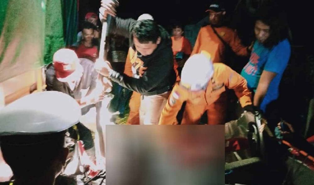 Evakuasi tubuh pengemudi pikap yang terjepit bodi mobil setelah dihantam Truk Fuso di Banyuwangi