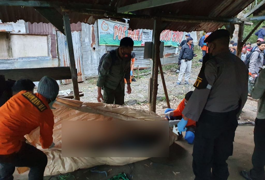 Proses evakuasi jenazah Kaderi dari Pasar Dieng, Gunung Lawu