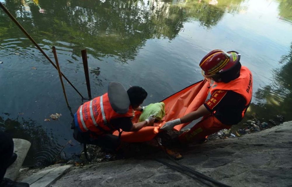 Petugas mengevakuasi mayat bayi