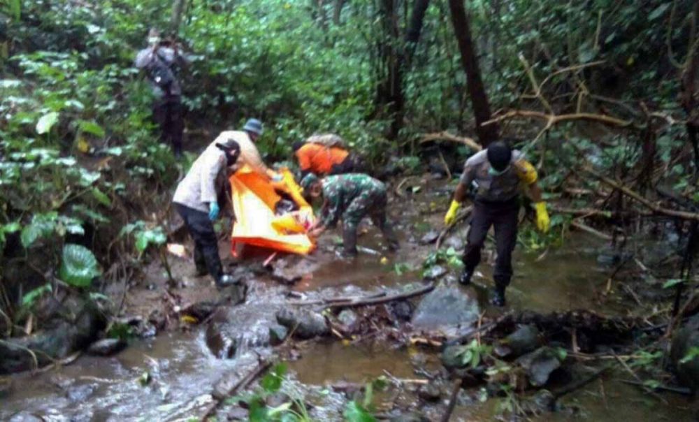 Evakuasi mayat pria di Bukit Wewe Blitar