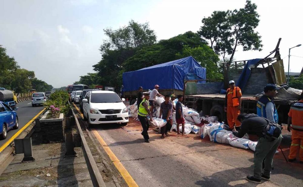 Evakuasi muatan truk sebelum jalur Tol Sidoarjo menuju Porong kembali normal