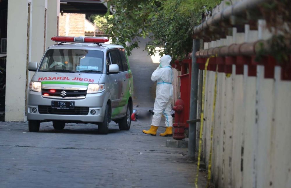 Proses identifikasi dan evakuasi jasat pasien Covid-19 di RS Haji Sukolilo, Surabaya