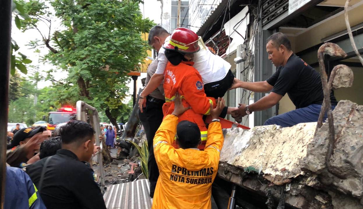 Evakuasi pekerja di ruko yang tembok balkonnya ambruk di Jalan Undaan Wetan Surabaya/foto: Fajar Mujianto-jatimnow.com