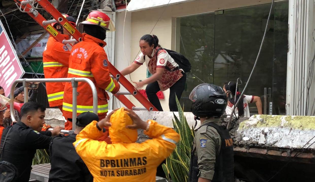 Tim  Command Center  112 saat mengevakuasi runtuhnya balkon 4 ruko di Undaan beberapa waktu lalu/foto: Fajar Mujianto/jatimnow.com