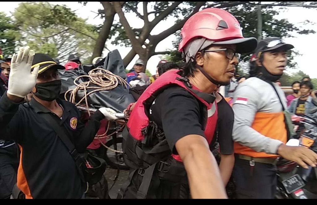Proses evakuasi jenazah orang yang dilaporkan hilang tenggelam di Sidoarjo