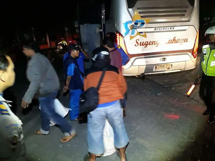 Polisi menghentikan bus Sumber Kencono yang mengangkut miras