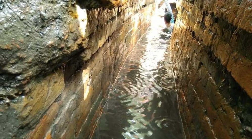 Struktur bata diduga saluran irigasi kuno di Jombang