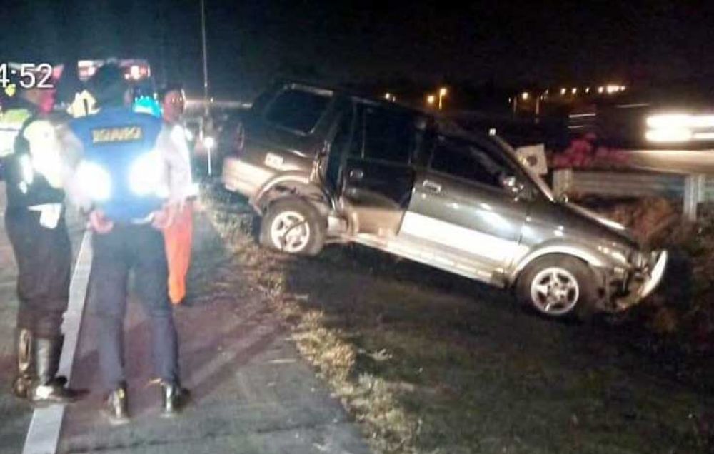 Mobil Isuzu Panther menabrak tiang lampu di Tol Sumo