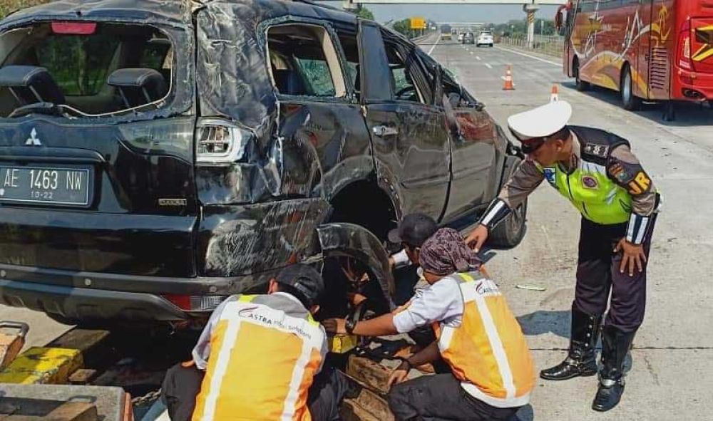 Pajero yang terguling di Tol Jombang